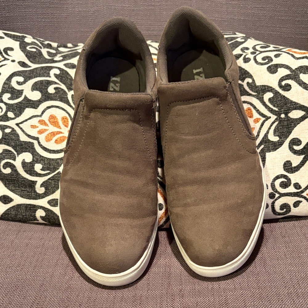 IZOD Slip-On Casual Sneakers Sz 10 Olive